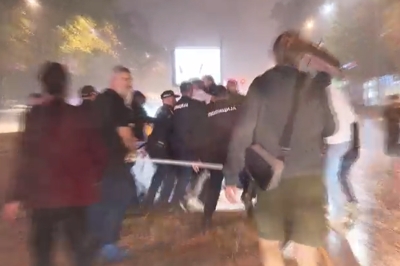 HAOS U BEOGRADU: Došlo do sukoba između pristalica SNS-a i građana koji podržavaju Studentsku listu (VIDEO)