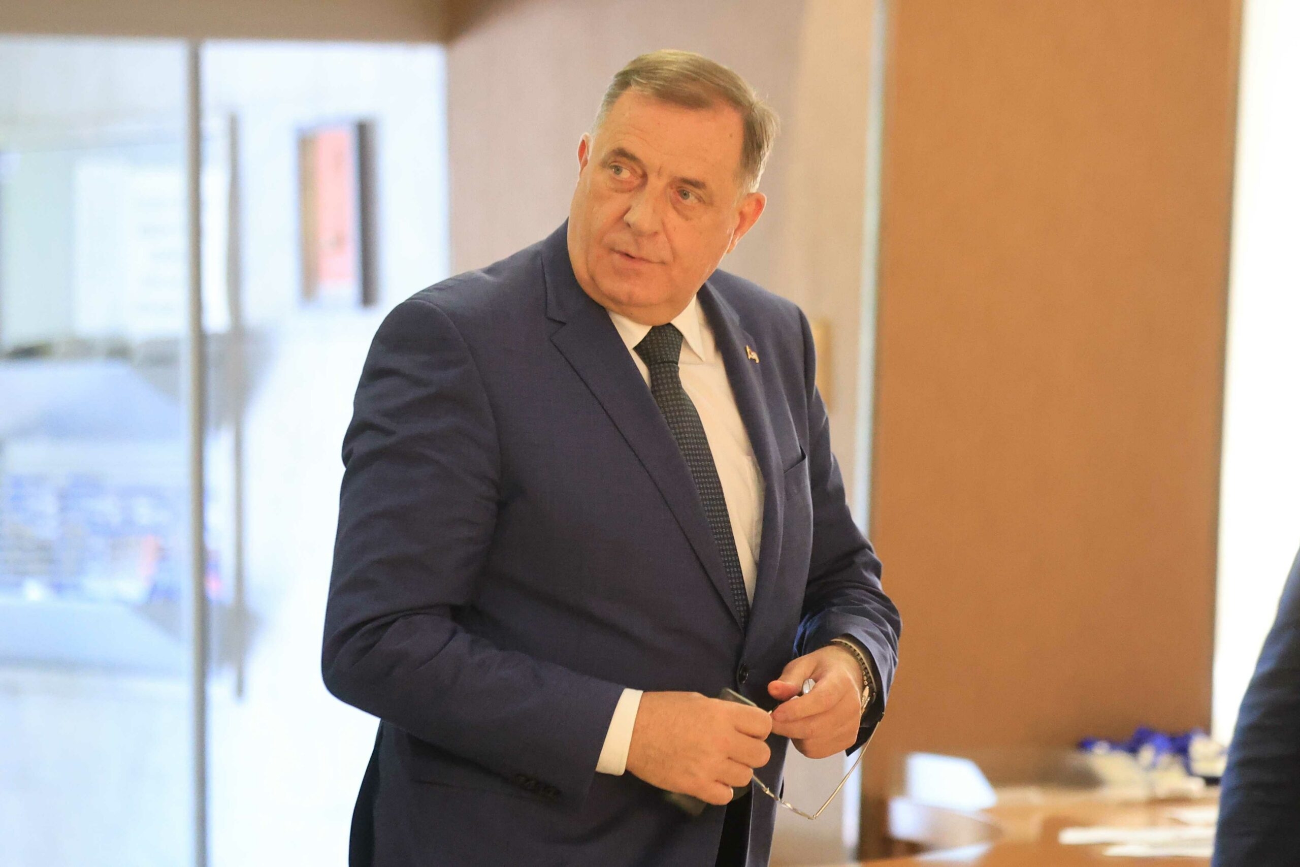 (FOTO) “Ljudi me pitaju kako trajem” Dodik prošetao Banjalukom i najavio da razmišlja o BICIKLU