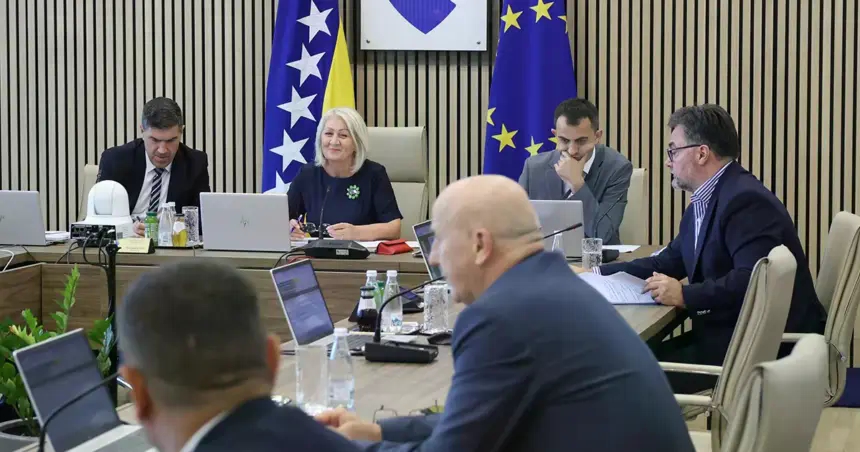 Bogat dnevni red pred Vijećem ministara: Danas o osnovici za plate, regresu, novcu za stadione…
