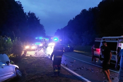 Težak udes kod Banjaluke: Auto u kanalu, Hitna na terenu (Foto)