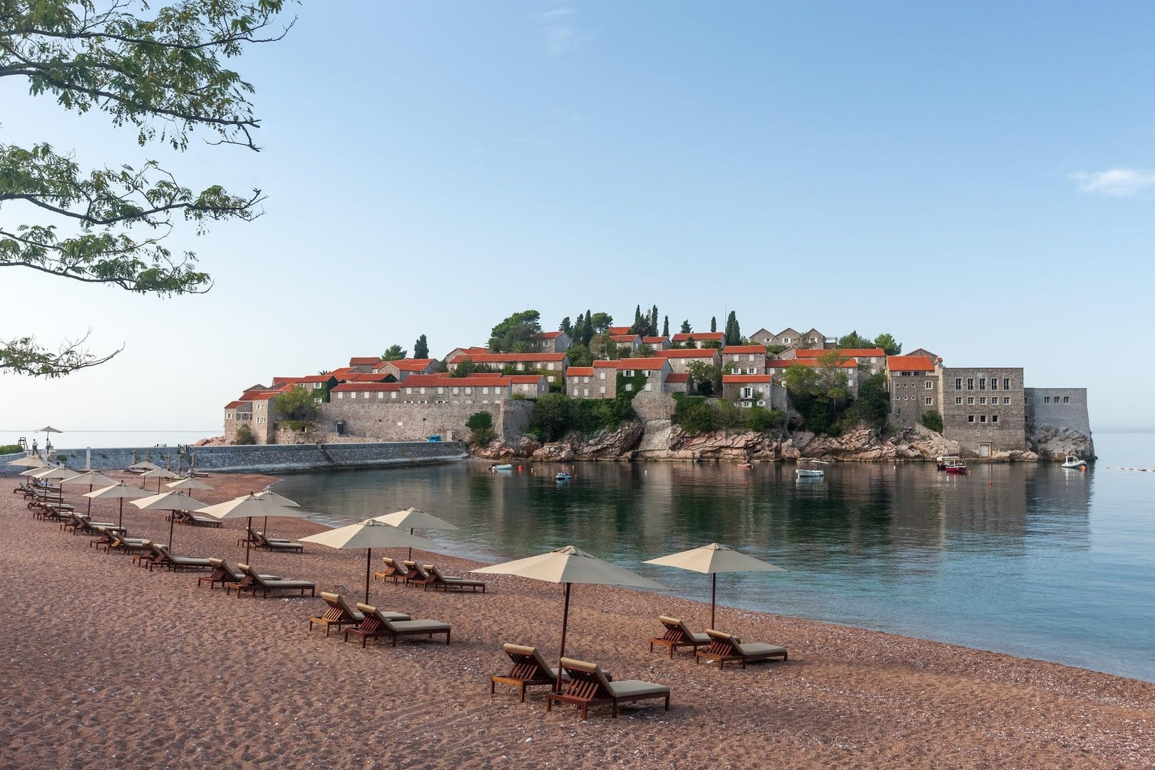 Papreno ljetovanje u Crnoj Gori: Ležaljke i suncobran koštaju 240 evra