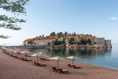Papreno ljetovanje u Crnoj Gori: Ležaljke i suncobran koštaju 240 evra