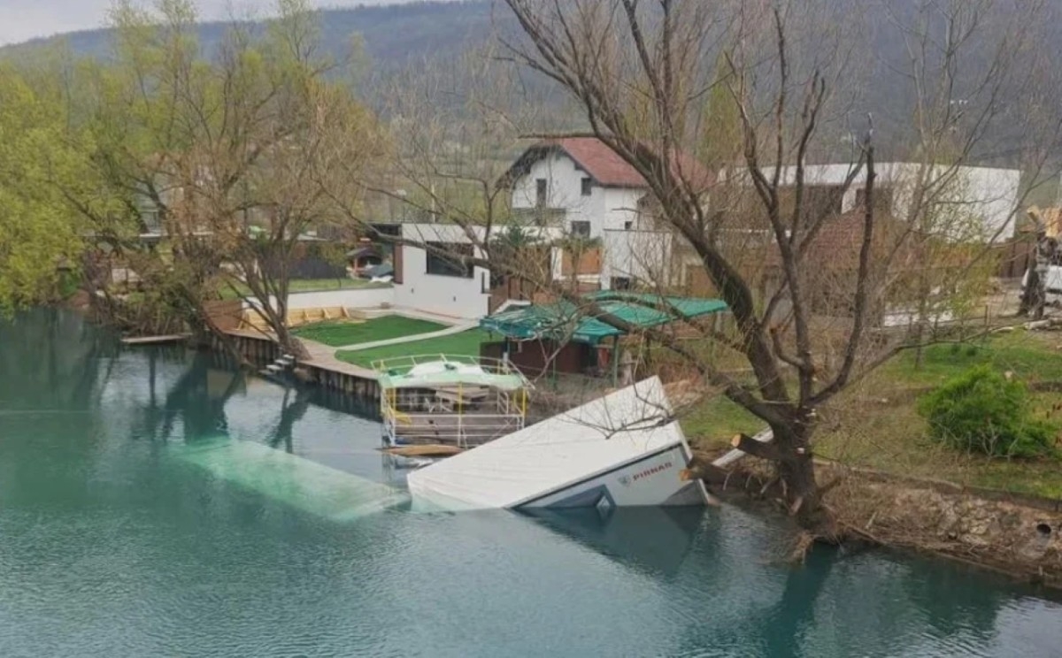 Radnik u krugu firme polupao vozila, poginuo sletjevši kamionom u Unu u Bihaću