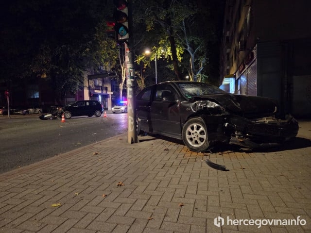 Žestok sudar u Mostaru: Opel nakon sudara završio na nogostupu