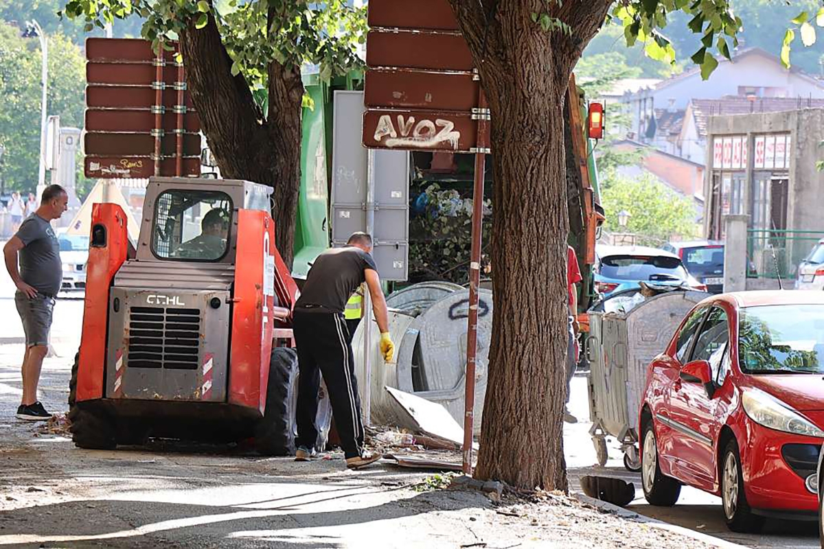 "Prestanite da sakupljate poene preko naših leđa" Otpušteni radnici mostarskog "Komunalnog" poručili političarima: Ovo je borba za hljeb, a ne za vaše fotelje