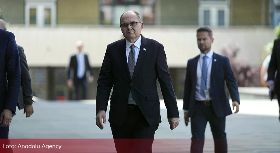 Шмит, можда, одлази, али са собом не носи проблеме које је проузроковао