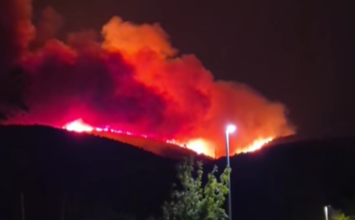 Veliki šumski požar na Braču: Vatrogasci cijelu noć branili naselja, stigli pomoć iz zraka