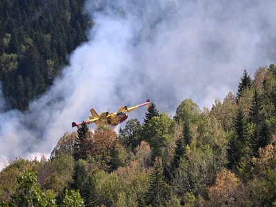 Dva kanadera iz Hrvatske zaustavili širenje požara kod Prozora