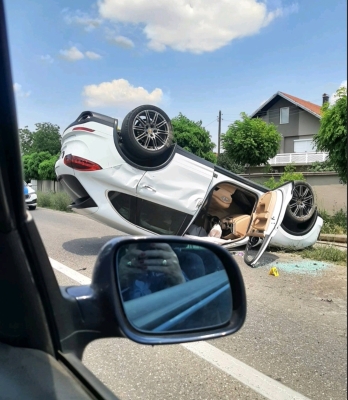 Na putu Bijeljina - Zvornik saobraćajka: Prevrnut automobil