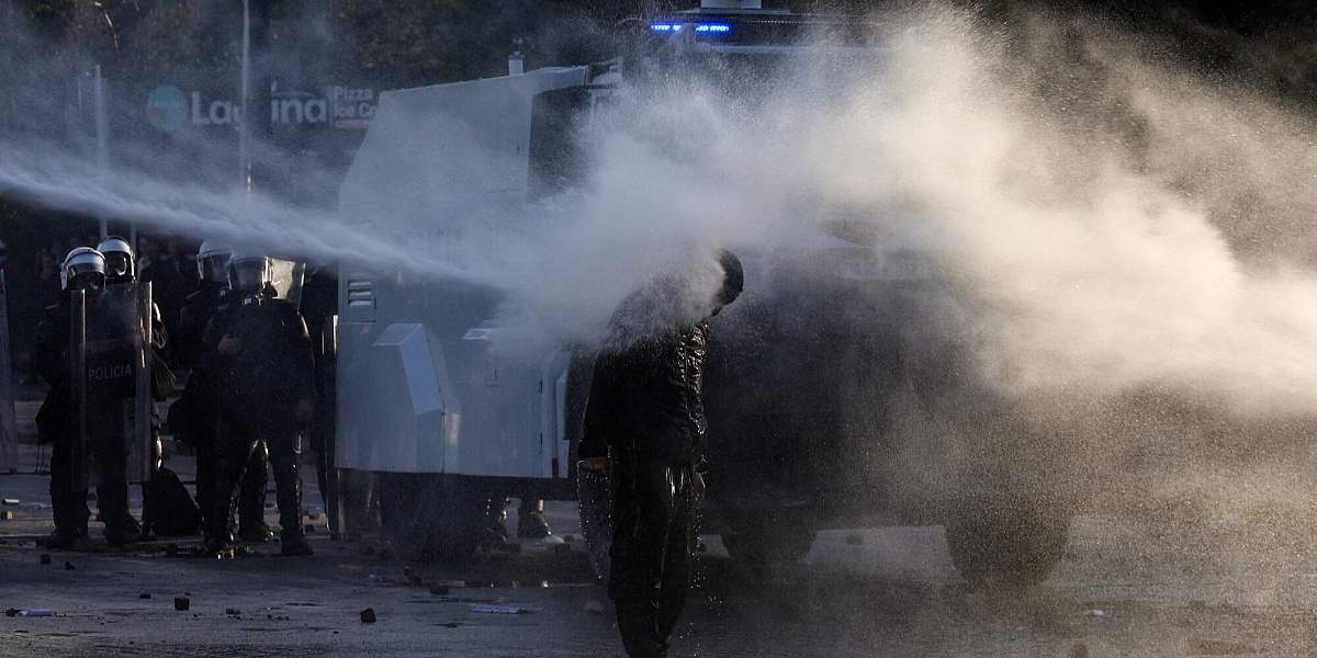 Protesti u Tirani ne miruju, demonstranti kamenjem gađali policiju: "Albanci su se probudili i umorni su od diktature"