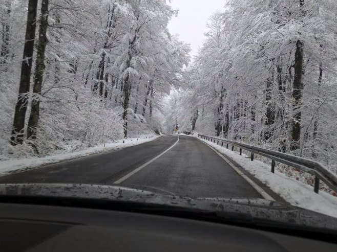 Snijeg na Kopaoniku, kolovozi klizavi i pod maglom – obavezne zimske gume (FOTO)