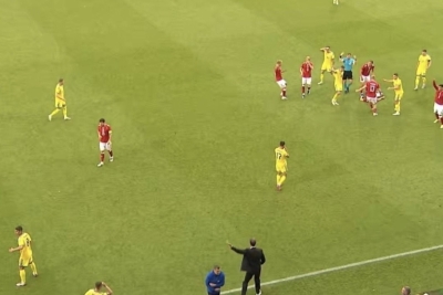 JEZIVA DRAMA NA STADIONU U ODENSEU: Christian Eriksen se ponovo srušio usred utakmice – supruga utrčala na teren u suzama (VIDEO)