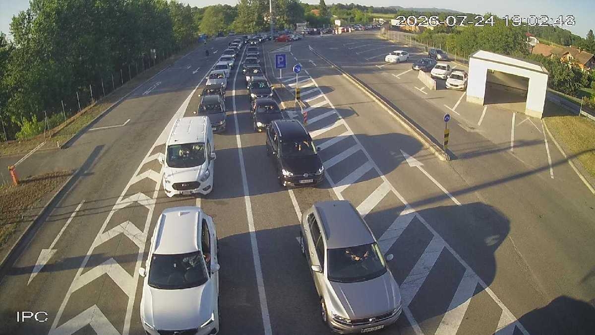 Kolone na granicama: Pojačana gužva na ulazu u BiH, vozači čekaju na više prelaza