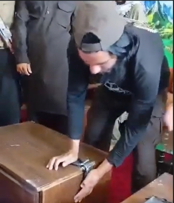 ASPURADAN SNIMAK IZ AFGANISTANA: Talibani golim rukama lome pametne telefone dok državu vode preko WhatsAppa (VIDEO)