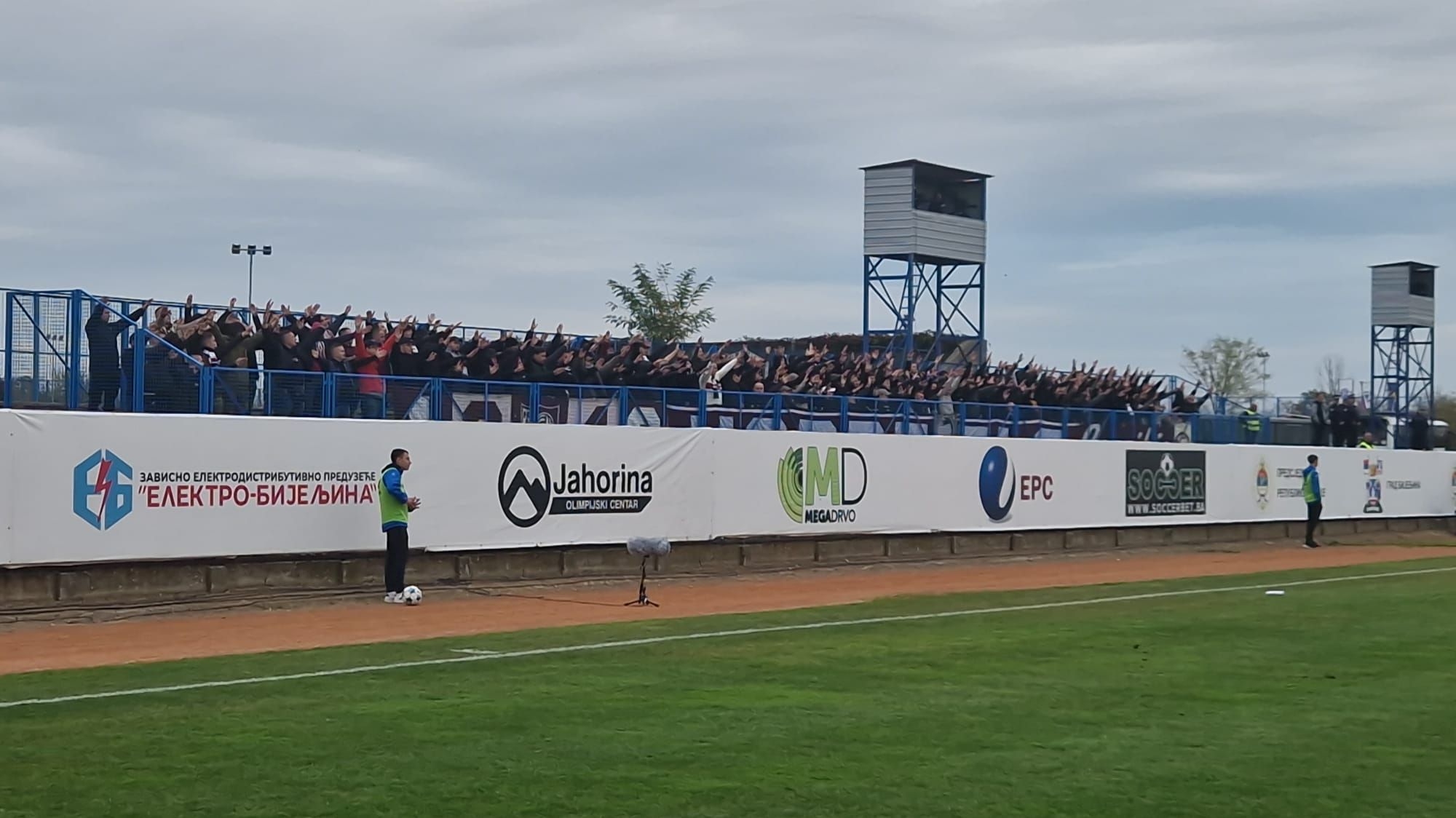 Video / "Čari" fudbala u BiH: Evo kada su navijači Sarajeva ušli na stadion u Bijeljini