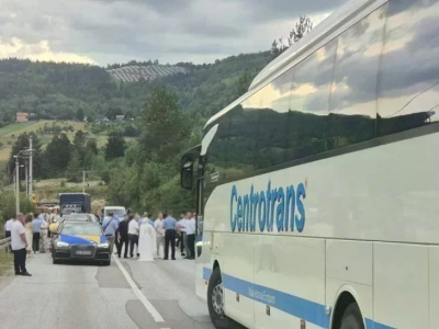 Pojavio se snimak haosa na magistralnom putu kod Pala: Sudarili se pa se potukli (VIDEO)