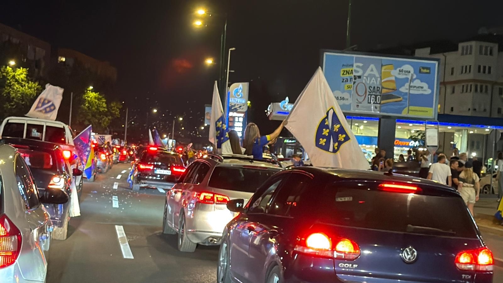 Video / Navijački delirijum u Sarajevu: Blokirane saobraćajnice, slavi se BiH