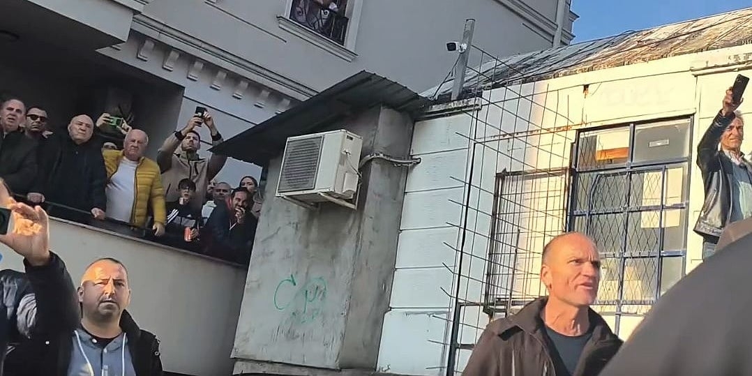 Napeto u Lazarevcu: Građani se okupili ispred prostorija SNS-a, tvrde da su unutra naoružani muškarci