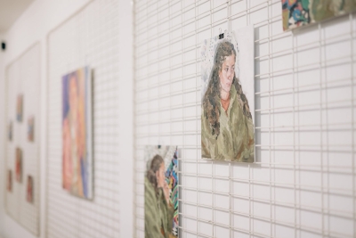 (FOTO) Nagradna izložba za najbolju studentkinju: U Banjaluci otvorena izložba "Lice bliskosti" Milice Vrhovac