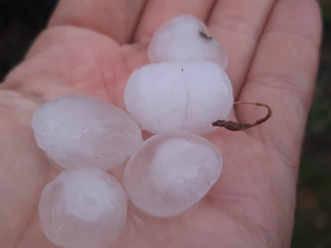 Snažno nevrijeme u južnoj Istri; Padao grad veličine oraha (FOTO/VIDEO)