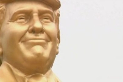 NEVJEROVATNO: Ispred Kapitola postavljen ogroman zlatni kip Donalda Trumpa, pogledajte šta drži u ruci...