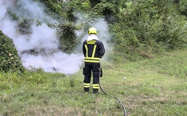 Vatrogasci u TK imali više intervencija: Gorio pomoćni objekat i otpad, počela sanacija klizišta