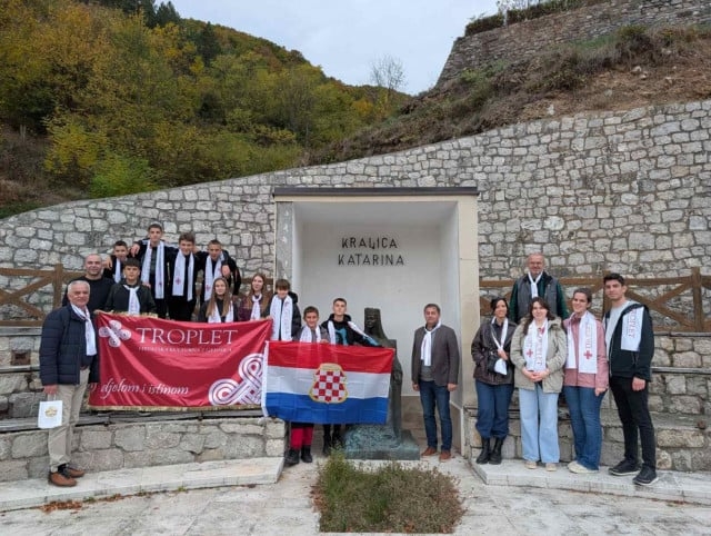 Molitveni pohod mostarskih krizmanika na kraljevski grad Bobovac