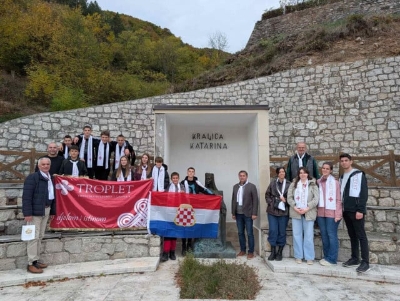 Molitveni pohod mostarskih krizmanika na kraljevski grad Bobovac