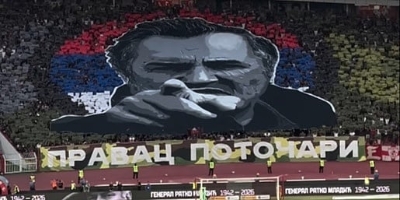 Dno dna iz Beograda: Delije i Grobari ujedinjeni u veličanju Ratka Mladića, dignut transparent "Pravac Potočari"