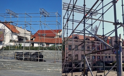 U toku postavljanje konstrukcije za ekran za praćenje utakmica Svjetskog prvenstva na Trgu slobode