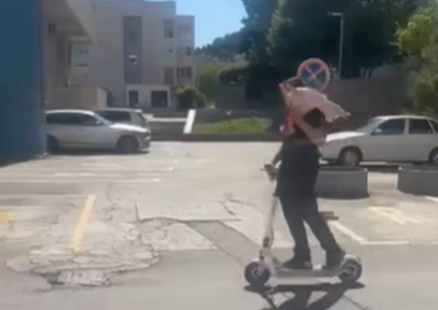 (VIDEO) Nesvakidašnji prizor nasmijao mnoge: Muškarac SA JAGNJETOM NA RAMENU vozio trotinet “Spretnog li momka”