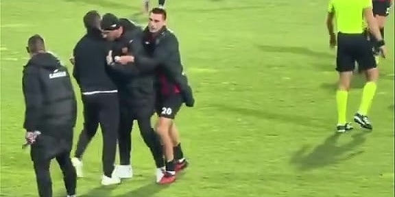 Edis Mulalić bijesan kao ris krenuo ka Antoniju Bandiću, pomoćnici ga jedva zaustavili