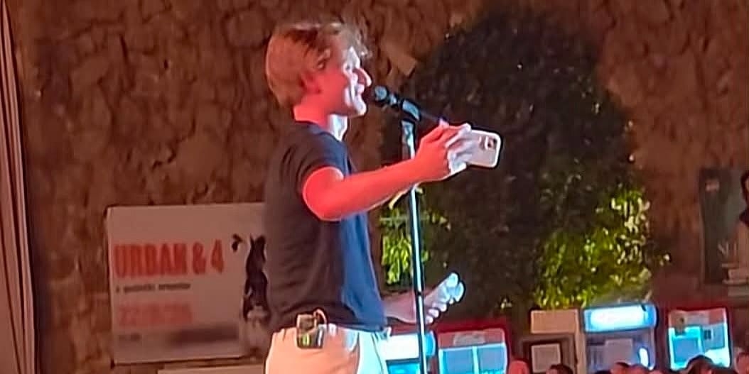 Jakov Jozinović poručio fanovima da prestanu bacati mobitele na binu: Pogazit ću ih
