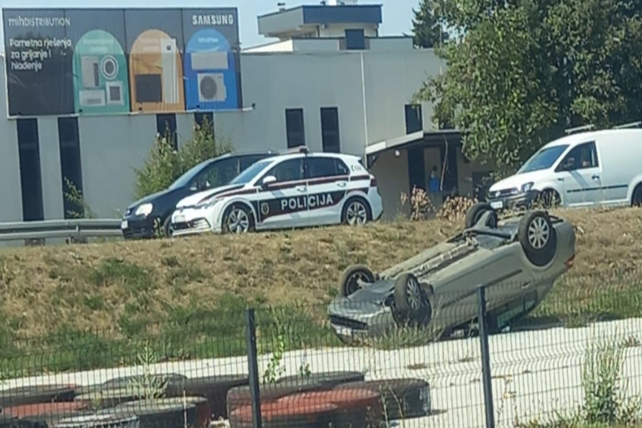 TEŽAK UDES NA ULAZU U ILIDŽU: Dva automobila su se sudarila, jedno završilo na krovu