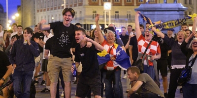 Divne scene iz Zagreba: Pogledajte kako se prate Zmajevi na Trgu bana Jelačića