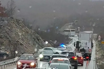 Stravična saobraćajna nesreća: 23-godišnji mladić poginuo, jedna osoba povijeđena