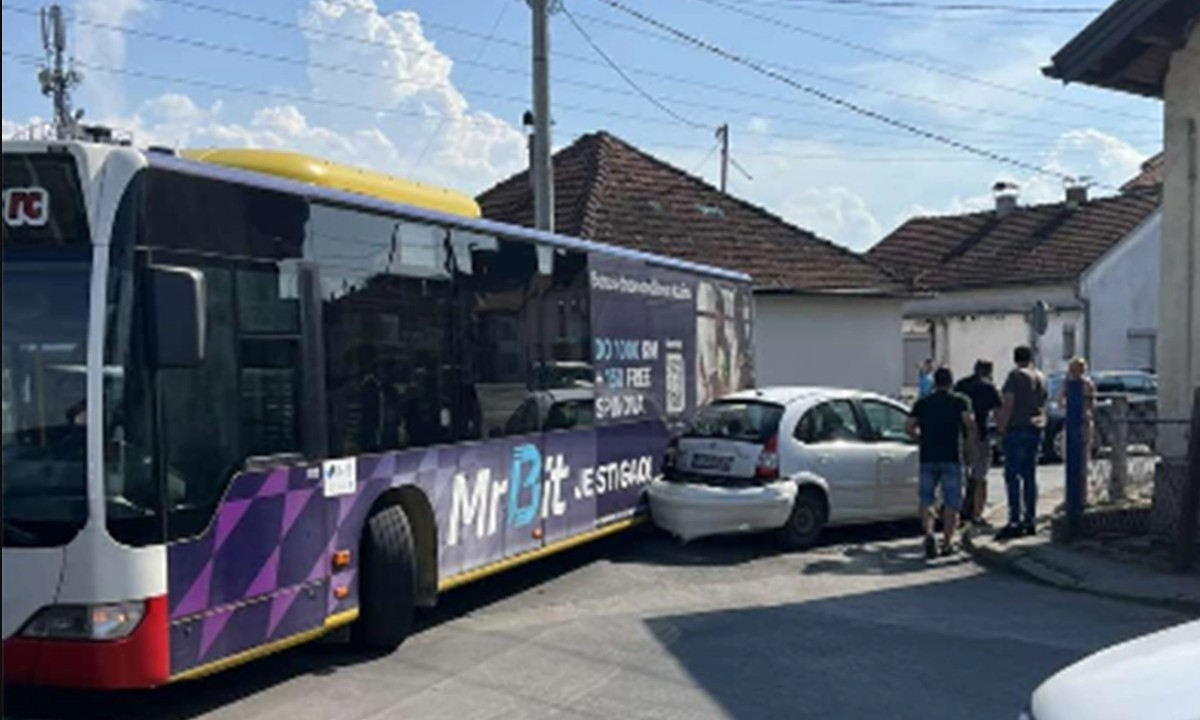 Paralisan saobraćaj u banjalučkom naselju: Sudar autobusa i automobila