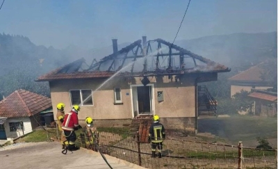 FOTO: Požar na kući na Vjetrenicama, pričinjena ogromna materijalna šteta
