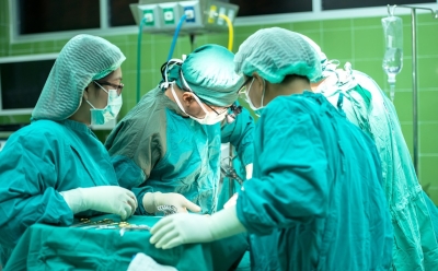 Banjalučki doktor objavio fotografiju: Iz kapka odstranjen crv od 6 cm