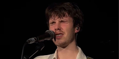 Cruz Beckham emotivan na nastupu: Pjesmu posvetio bratu Brooklynu, tješio ga član benda