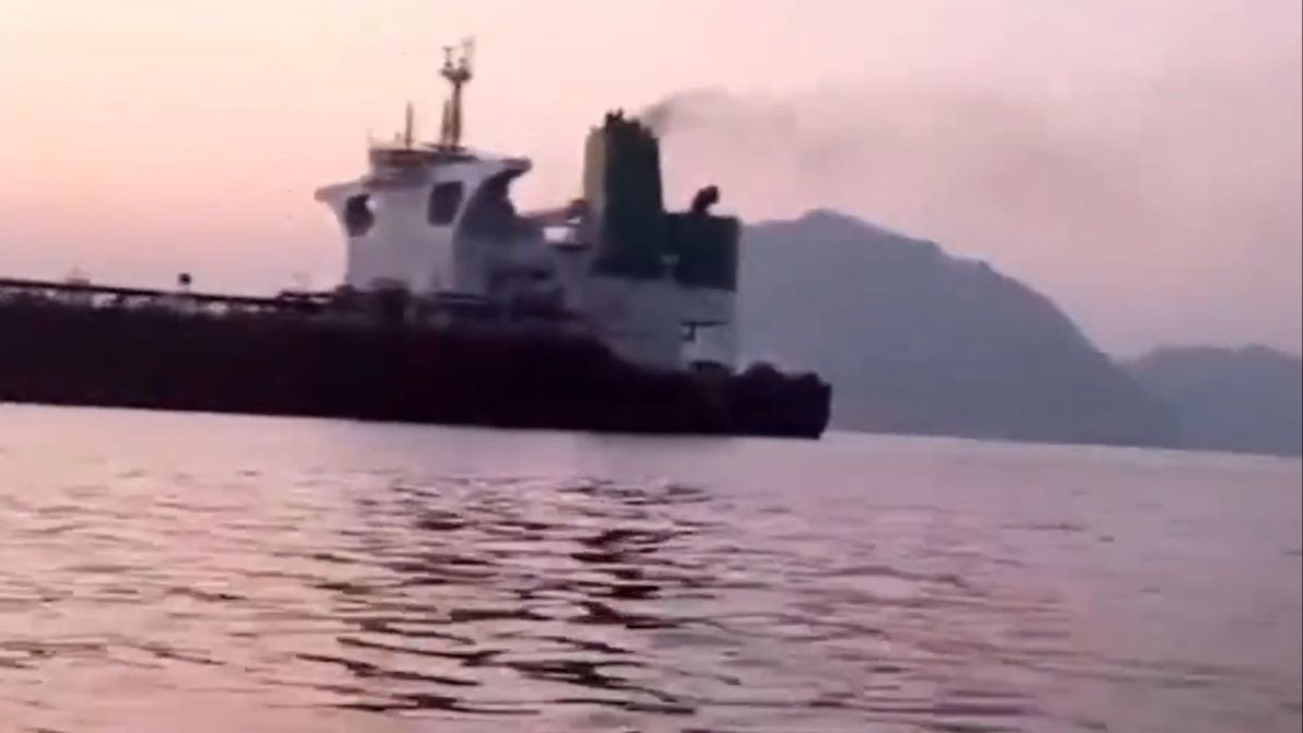 Video / Drama u Hormuškom moreuzu: Dva supertankera onesposobljena, posade napustile brodove