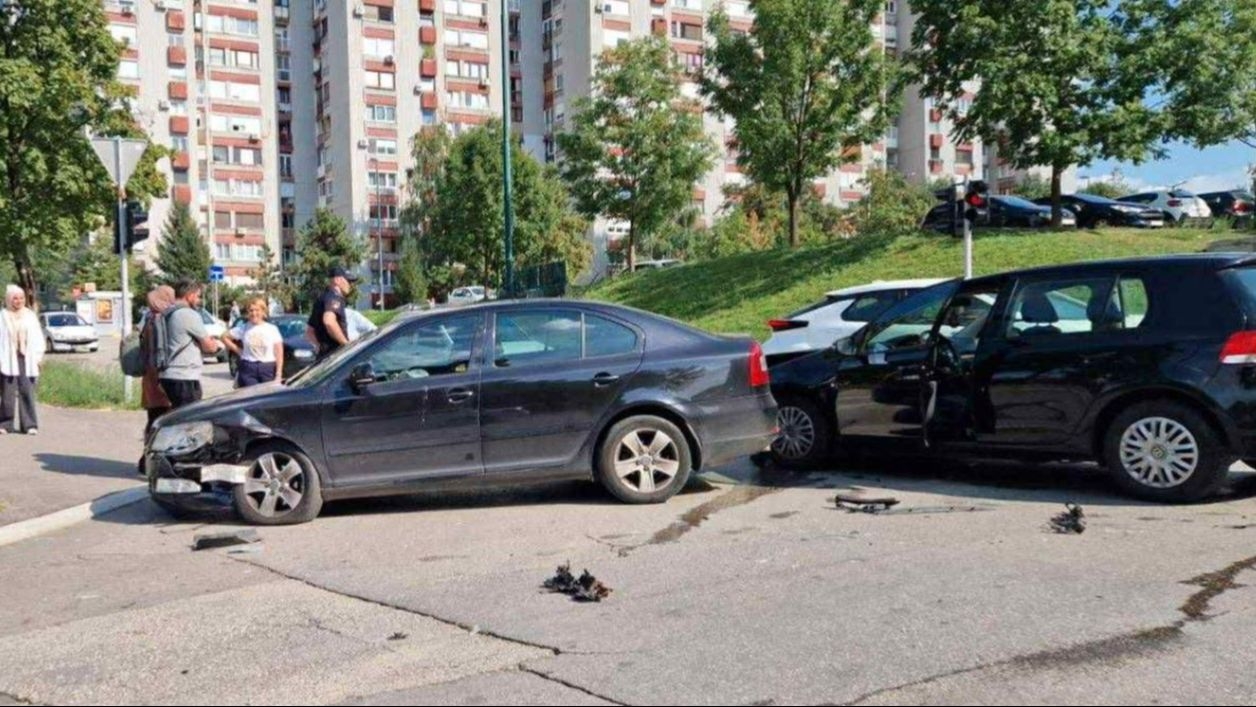 Saobraćajna nesreća na Alipašinom Polju: Sudarili se Škoda i Golf
