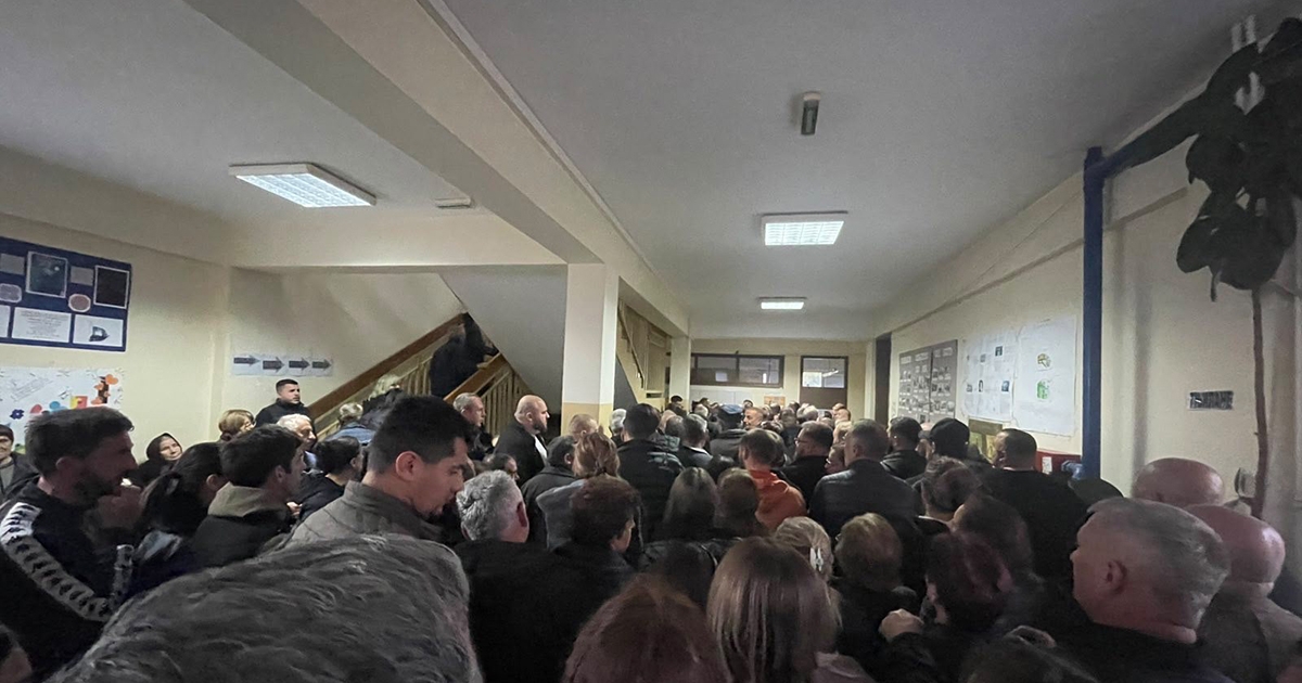 Velike gužve na biračkim mjestima: Srbi sa KiM čekaju u dugim redovima