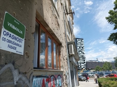 GODINE PROLAZE: Sramota na samo 10 metara od zgrade Parlamentarne Skupštine BiH! (FOTO)