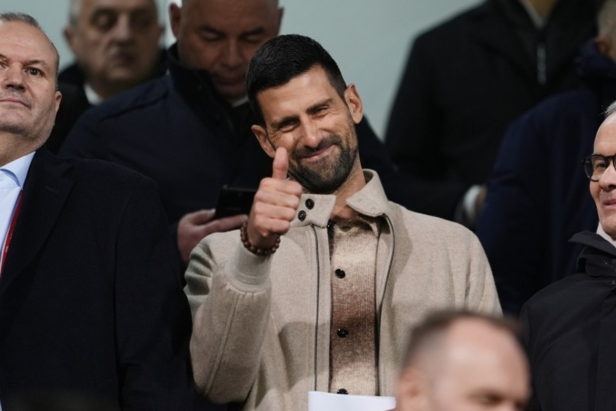 SRBI SE ČUDE STO NOVAK U SRED SARAJEVA JEDE MESO: Uslikan na mjestu gdje ga niko nije očekivao