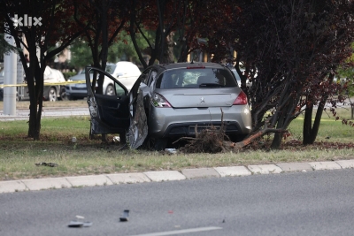 Težak udes na glavnoj saobraćajnici u Sarajevu: Vozilo udarilo u drvo, saobraćaj potpuno obustavljen