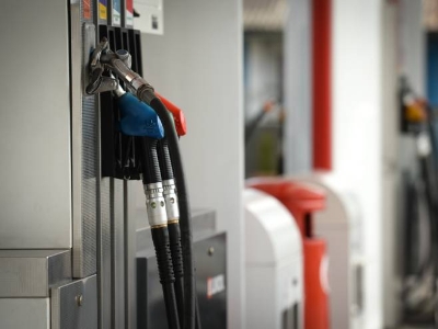 Nafta pojeftinila za 13 odsto nakon objave o otvaranju Ormuskog moreuza