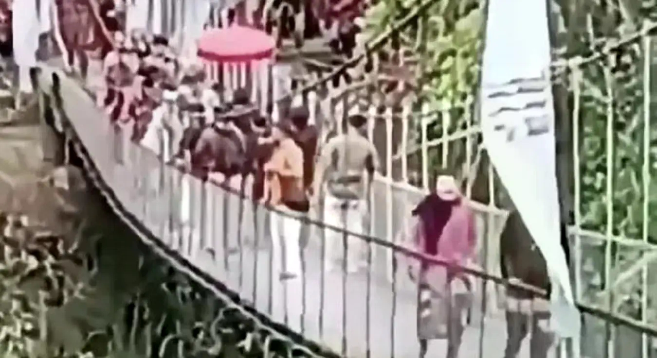 Висећи мост од 20 метара се накривио усред отварања, људи летјели у провалију