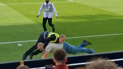 Video / Navijač ušao na teren i pokušao u ragbi stilu oboriti redara, nije dobro prošao