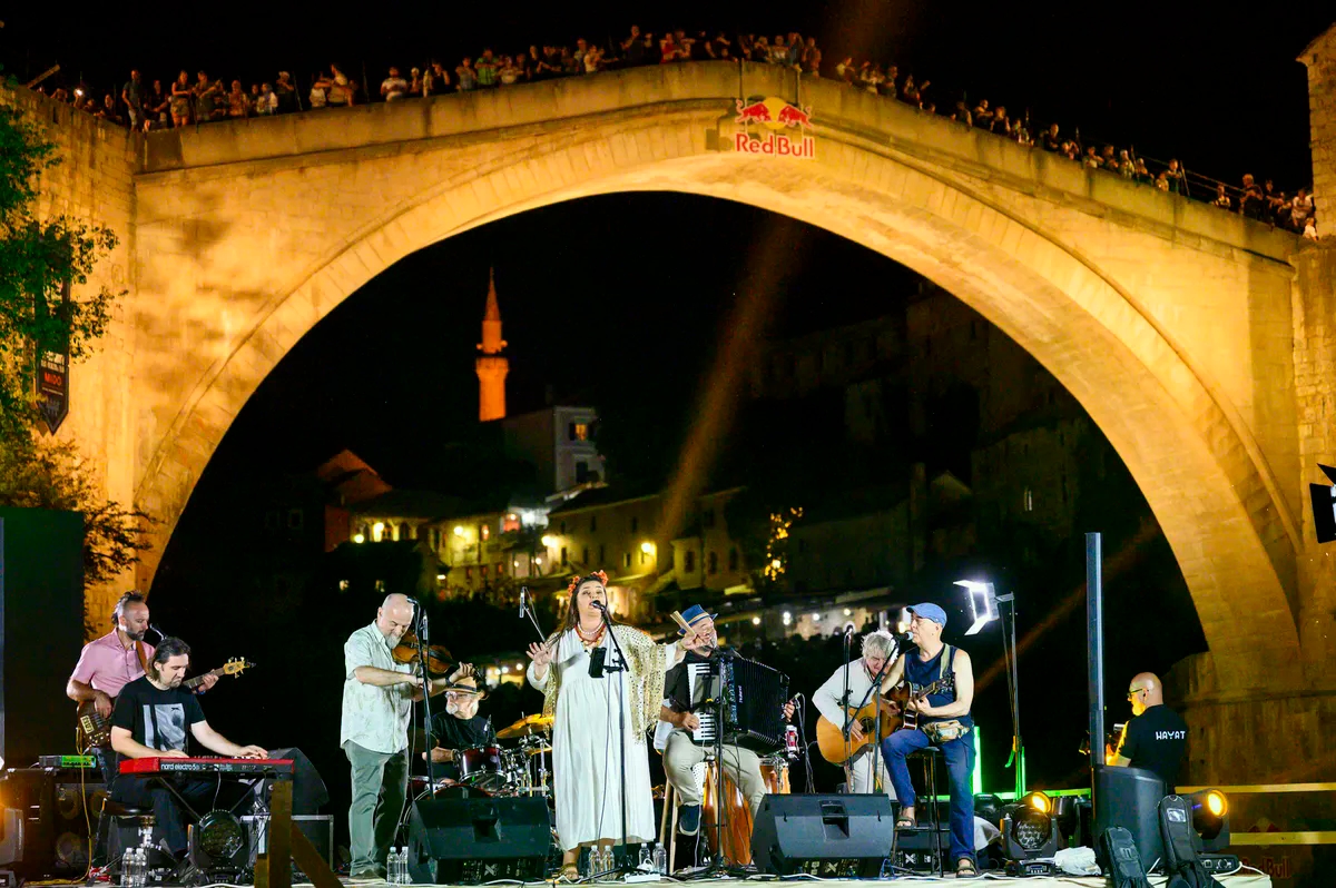 Film "Najdublji skok" i Mostar Sevdah Reunion otvorili 10. Red Bull Cliff Diving u Mostaru